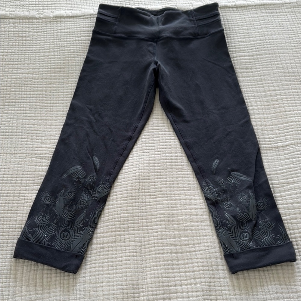 Lululemon Size 4 Acro Crop Capri Leggings Silicon Peacock Feather Grip Cuff Gray